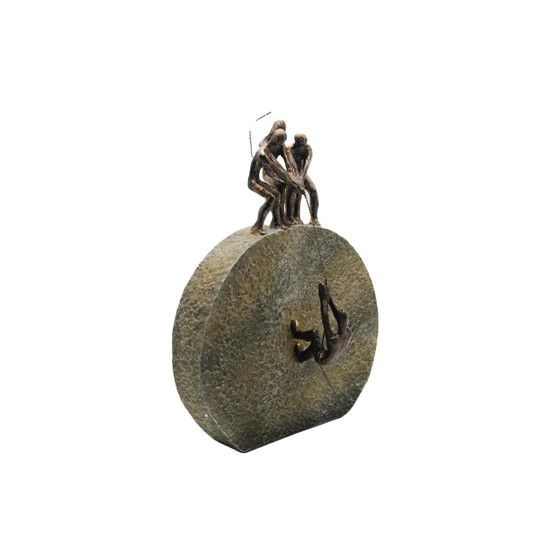 Imagem ESCULTURA HOMENS PUXANDO AMIGO EM PÓE DE PEDRA 34X24X5CM MULT