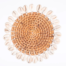 Imagem de PORTA COPOS NATURAL EM RATTAN E BÚZIOS 13X13 CM - CONCHAS ARTESANATO - Conchas Artesanato Ltda