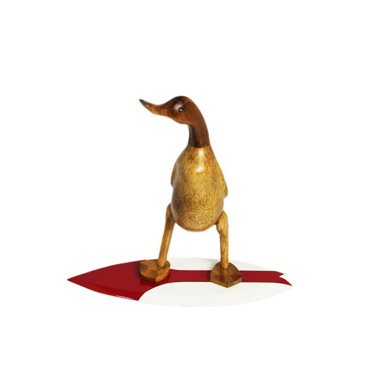 Imagem PATO COM PRANCHA DE SURF VERMELHA E BRANCA DECORATIVO EM MADEIRA - PORTAL ÁSIA