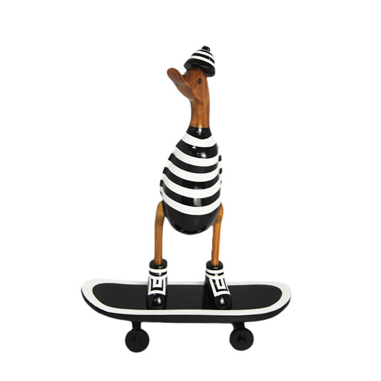 Imagem PATO COM PRANCHA DE SKATE E TOUCA DECORATIVO PRETO E BRANCO EM MADEIRA - PORTAL ÁSIA